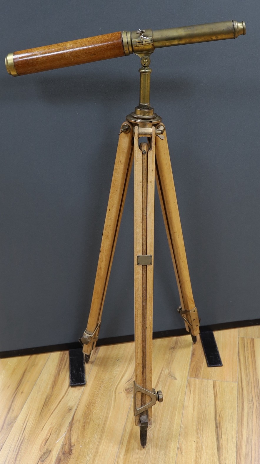 An Edwardian telescope on tripod, 107cms high